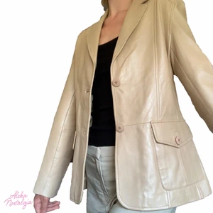 Beige skinnkavaj 💗 - Beige skinnkavaj, superfin passform och är i superfint skick 💗