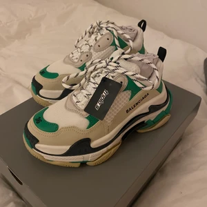 Balenciaga skor - Balenciaga skor, endast används 4ggr i fint väder. Ser ut som att dom aldrig är använda. Köpta i balenciaga butik på nk i sthlm. Helt slutsålda nu överallt. Har box, kvitto och äkthetbevis m.m.  Storlek 36 på skorna men jag har vanligtvis 37/38 Anars💖