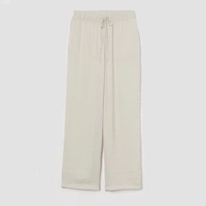 Helt nya Byxor Från H&M - Helt nya byxor från H&M, PRISLAPPEN KVAR. Säljer dom pågrund av att dom var förstora på mig som är 166, byxorna är i storlek M, buda från 150 kr❤️