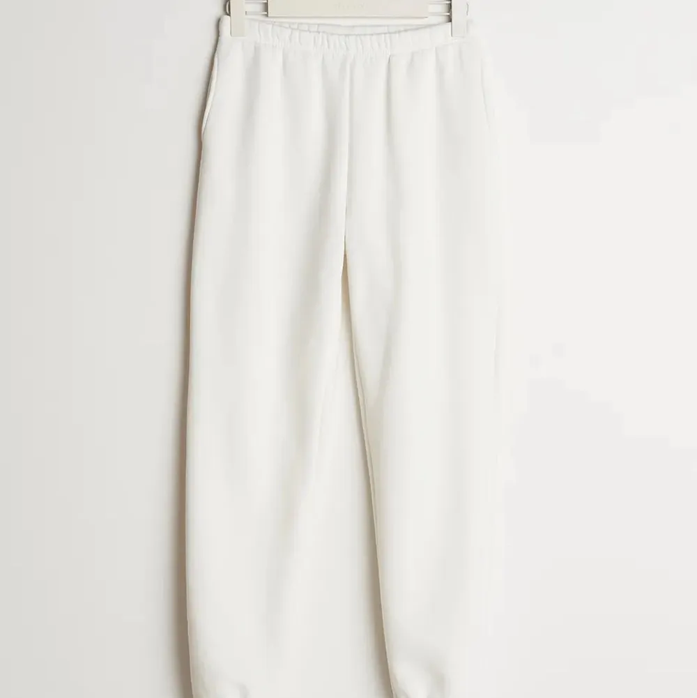 Ginas basic sweatpants i storlek m. En knappt synlig grå fläck nere vid vaden.. Jeans & Byxor.