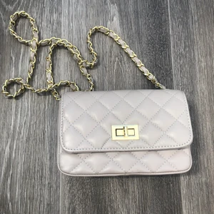 Beige väska - Beige axelbandsväska med en innerficka med dragkedja. Frakt på 24kr tillkommer.