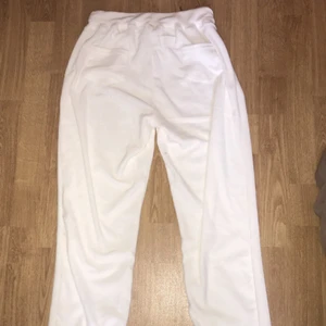 Mjukis set  - Väldigt likt juicy couture men då utan märket såklart. Byxorna har fickor på rumpan precis som juicy som sagt! Helt oanvända då de inte passade mig. Är 173cm lång och byxorna sitter bra i längden men tycker inte passformen är helt 100 då jag brukar ha S i vanliga fall. Kläderna är SÅÅÅ mjuka och är i toppskick! 350kr alt bud 
