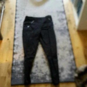 Byxor - Svarta fin byxor jätte fina och sköna 