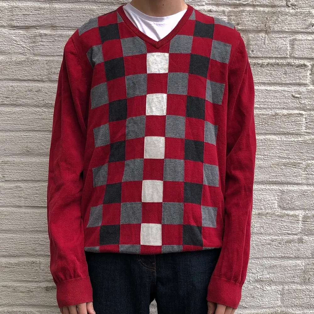En röd långärmad tröja med ett svart, vitt och grått mönster på framsidan. Priset inkluderar inte frakten. Tar swish.. Tröjor & Koftor.