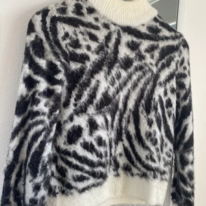 Stickad zebra tröja - Säljer denna tröja då den inte kommer till användning. Villig att sänka pris vid snabb affär💞