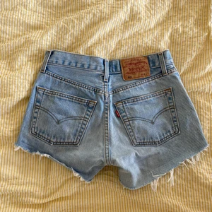 Levis shorts - Levis shorts i storlek 28 men små i storleken, skulle chansa att de passar XS! Innermått är 75cm från översta knappen. Använda men i fint skick. Kan mötas upp i Stockholm eller skicka mot extra kostnad. Säljer flera plagg, kolla in dem!