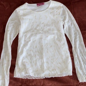 vit guldglittrig topp  - en super fin och söt topp/tröja i vitt i ett genomskinligt material🤎 priset är diskuterbart vid snabb affär :) storlek 164 men passar xs🤍