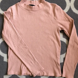 Tröja - Fin tröja som jag nu säljer pga att jag inte använder den längre. Endast använd ett fåtal gånger. ❗️frakt tillkommer❗️