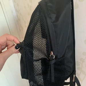 Liten ryggsäck  - Gullig liten ryggsäck från Glitter. Ett litet fack på insidan och ett på utsidan, perfekta för värdesaker. Banden är justerbara.  Fraktar endast🌶