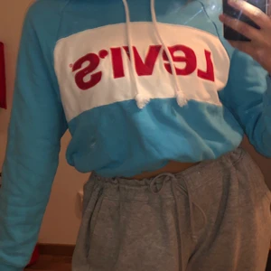 levis hoodie - strolek xs men stor i storleken använder aldrig därför säljs den. Ord pris 600 köparen står för frakt