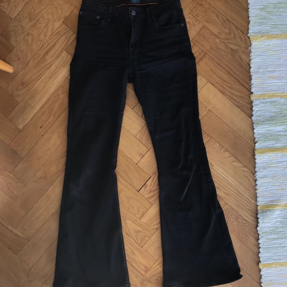 Svarta bootcut crocker jeans i W:27 och L:31 (XS) Mycket bra skick 🖤 Utropsbud: 150. Jeans & Byxor.