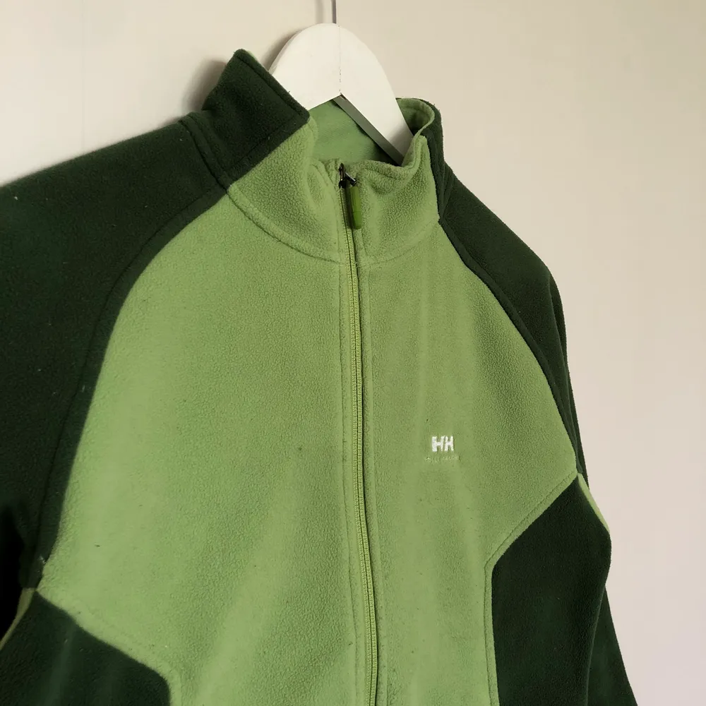 Vintage Helly Hansen Fleece i fina mint och gröna toner🍵 Den är i storlek Medium för Kvinnor. Är i vintage skick, har mindre tecken på nopper.. Tröjor & Koftor.