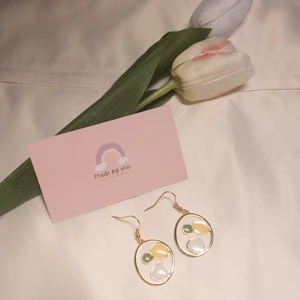 Örhänge  - ✨ Shipped from Sweden ✨ Alloy Enamel Pendants, Minimalist , Light Gold, White  ✨ 304 stainless Steel ✨ light weight   Shipping by PostNord Sweden ✈️