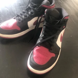 Jordan 1 mid Bred Toe US12 - Knappt använda, köpta för 1399kr