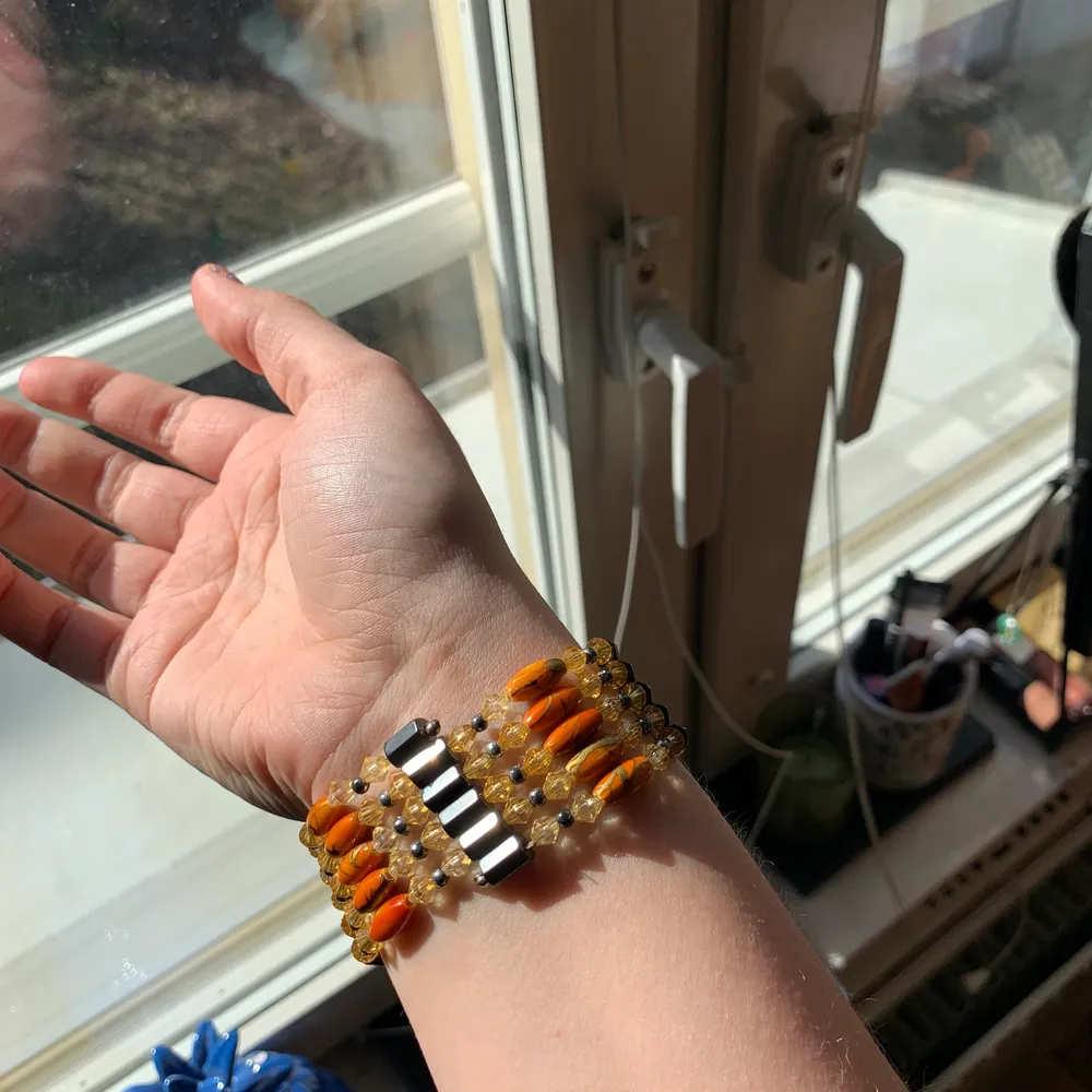 Coolt magnetiskt armband med orangea pärlor. Väldigt unik🌶. Accessoarer.