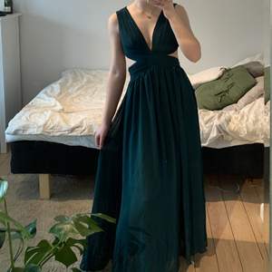 Super fin balklänning men öppen rygg och sidor, är mer grön i verkligheten! Köpte i två storlekar så säljer den ena som aldrig är använd. Jag har storlek S på bilden men säljer i XS💃