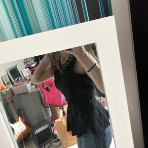 Tröja med nitar på - Väldigt fin tröja med nitar på och som en liten kjol på tröjan. Från Nikka, står ingen storlek mer än 12 ( Från U.K.) Används inte längre.