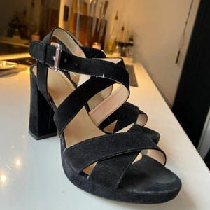 Klackskor - Ett par svarta klackskorna i strl. 37, använda 1 gång på skol- avslutning.  Är i jätte bra skick, klack är 10cm hög. Köpta för ca. 500kr, säljer för 200kr + frakt 😇