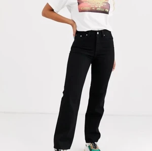 Weekday straight row  - Säljer min svarta weekday jeans, bra skicka inte urtvättade