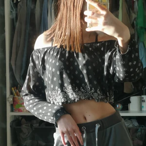 Tröja  - Se bild 3 för att se hur den sitter på. Två festen som gör att man kan dra ner den vid axlarna och upp där nere så den blir mer croppad se bild 1,2