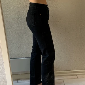 Levis straight fit  - Raka Levis jeans köpta på second hand! Skicket är bra! Det bruna märket är lite sönder, kan skicka bild om det önskas! Säljer då de inte kommit till användning😓 är vanligtvis en S/M i byxor och de passar mig perfekt. Brukar ha 32 i byxlängd. Är 163💕
