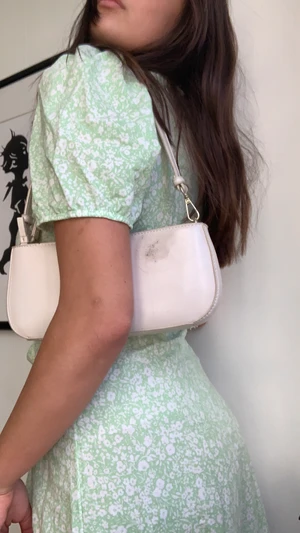 Söt sommarklänning - Söt sommarklänning från Gina köpt förra sommaren men passar tyvär inte längre:(