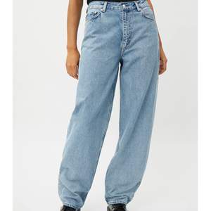 Supersnygga jeans från WEEKDAY i modellen ”rail”. Använda men i toppenskick! Är 163 lång, skriv för fler bilder☺️☺️