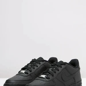 Svarta Nike skor  - Säljer mina svart Nike air force 1. Använt ett få tal gånger. Ser ut som helt nya. Skriv privat om ni vill har bilder på dom. 