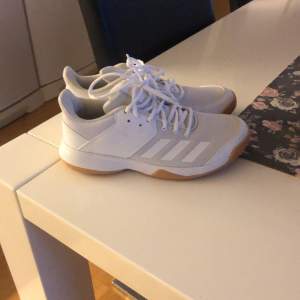 Vita adidas gympaskor, använda Max 3 gånger,stl 38. Finns i fagersjö/Farsta 