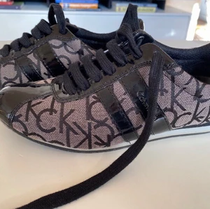 Calvin Klein skor stl 36 - Använda fyra gånger, kan skickas om köparen står för frakten eller mötas upp runt Brommq, Solna, Liljeholmen.