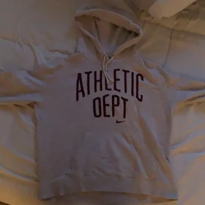 Vintage Nike hoodie - Nästan helt ny Nike hoodie. Säljer pga av att den är något liten. Den är i jättefint skick och aldrig använt utan bara testad. Strl är M men skulle säga att den passar small också. Funkar både för kille och tjej