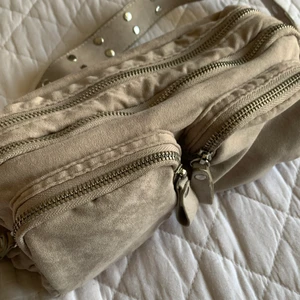 Väska  - Medföljer längre band