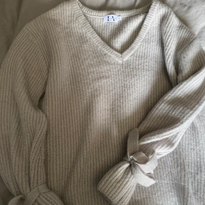 Stickad tröja  - En jättefin stickad tröja från Linn Ahlborgs kollektion med nakd💓 säljer pga att den är för stor för mig 😩