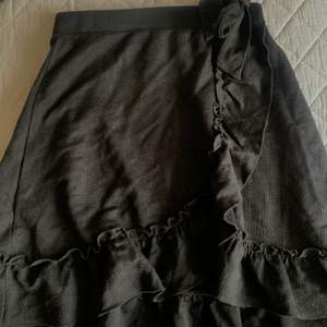 Fin liten volang kjol med ett snöre på sidan 