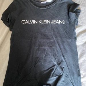 Tshirts  - Två Calvin Klein tshirts som är superfina men inte kommer till användning, den vita har pyttelite spräckt text därav de billiga priset!💓💓💓💓 (båda för 50)