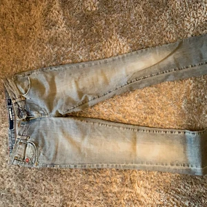 Lågmidjade jenas - Lågmidjade flare Jeans med snygga detaljer , Långa så passar upp mot 170cm , köparen står för frakt 💕