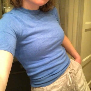 T-shirt från Zara - En najs T-shirt från Zara i ”tröjmaterial”. Bekväm, ger fin figur och i bra skick! 