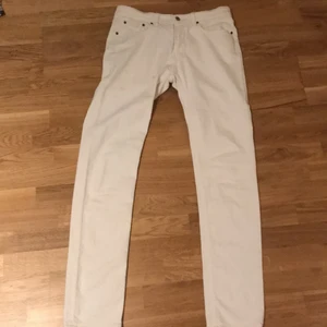 2 jeans vita  - Båda för 100kr. Passar bra, skönt material. Lågmidjade
