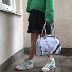 Adidas skor - Säljer mina favorit skor pga att de är för små😩! De är i modellen "adidas american hi" men köpta för längesedan och säljs därför inte längre i butik. 