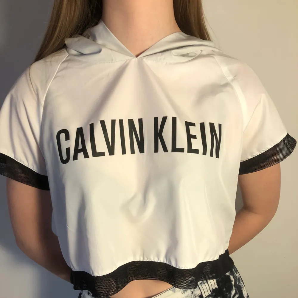 Calvin Klein-croptop med huva från swimwear-kollektionen<3 Endast använd ett fåtal gånger och är i nyskick! Strl. XS. Nypris ca. 600kr. Toppar.