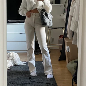 Ljusbiega slits jeans - Ljusbiega jeans med slits på utsidan av benet. Jättefint skick. Jag är 160cm lång. Paketet är spårbart!