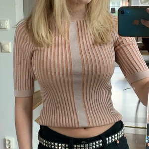 Fest topp - Säljer denna superfina glittriga topp från Hm. Har används 3-4 gånger. Liknar lite de från design by Si. Köptes för 350kr. Tröjan är i Xs men passar upp till M.💕💕💕💕 står ej för frakt!