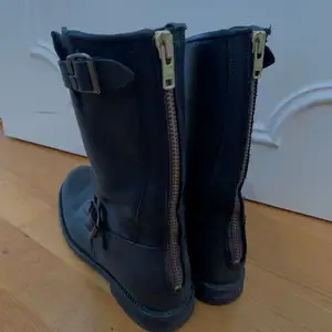 Mellan höga boots ifrån Primeboots i svart, säljer pga för små. Köpa för några år sedan 