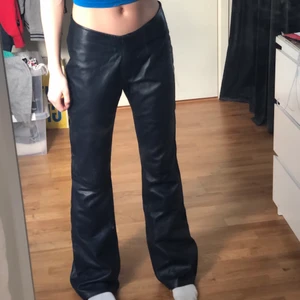 Low rise fake skinnbyxor - Jätte fina lågmidjade fake skinn byxor köpta second hand som tyvärr var för stora för mig som brukar ha 26 i byxor. Skriv för fler bilder! (Många intresserade så startar budgivning men vet inte riktigt vad frakten blir än, men KÖPAREN står för fraktkostnaden!)