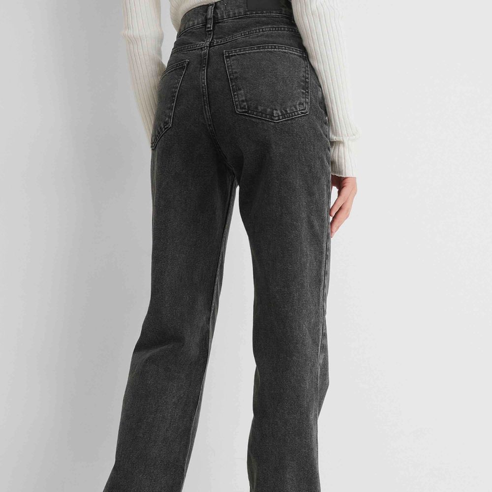 Mörkgrå jeans från Mango i storlek | Plick Second Hand