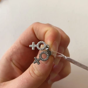 Kvinnosymbolen örhängen med strass  - Örhängen med kvinnosymbolen och glittriga små söta strasstenar på från Edblad. Nypris 349 kr, säljs för 125 kr inkl frakt 💗💍🙏🏼💕  