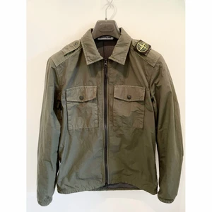 Stone Island jacka  - Helt ny Stone Island jacka, Str: S, Modell: Herr, Skick: Helt ny, Nypris: 4000kr, Mitt pris: 3000kr, Kvitto finns. Köpt från Johnells i slutet av December 2020. Modellen är slutsåld i alla affärer. Kolla gärna in mina andra inlägg, Vi intresse av fler varor så fixar jag ett bra paketpris!