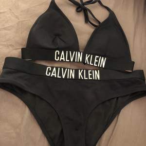 Jättesnygg Calvin Klein bikini, använd några få gånger men är i nyskick. Säljes då den är för liten💓 som ny kostar den ca 400-500kr per del!