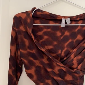 Omlott topp - Helt ny då den är för liten för mig och har därför aldrig använt den. Den är stretchig, croppad o går omlott. 