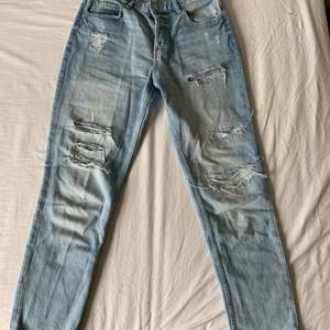 Ett par jeans från &Denim. Köpte de på second hand för ca 1 år sedan. Som ni ser på tredje bilden så skulle de egentligen inte säljas💕